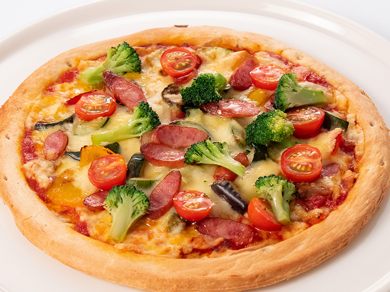 グリル野菜とソーセージのピザ